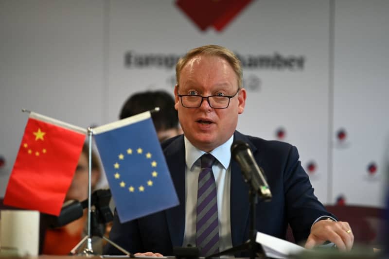 Jens Eskelund, President of the European Union Chamber of Commerce in China, speaks at a press conference. In its latest position paper, the chamber believes that China could become less attractive for foreign companies. Johannes Neudecker/dpa