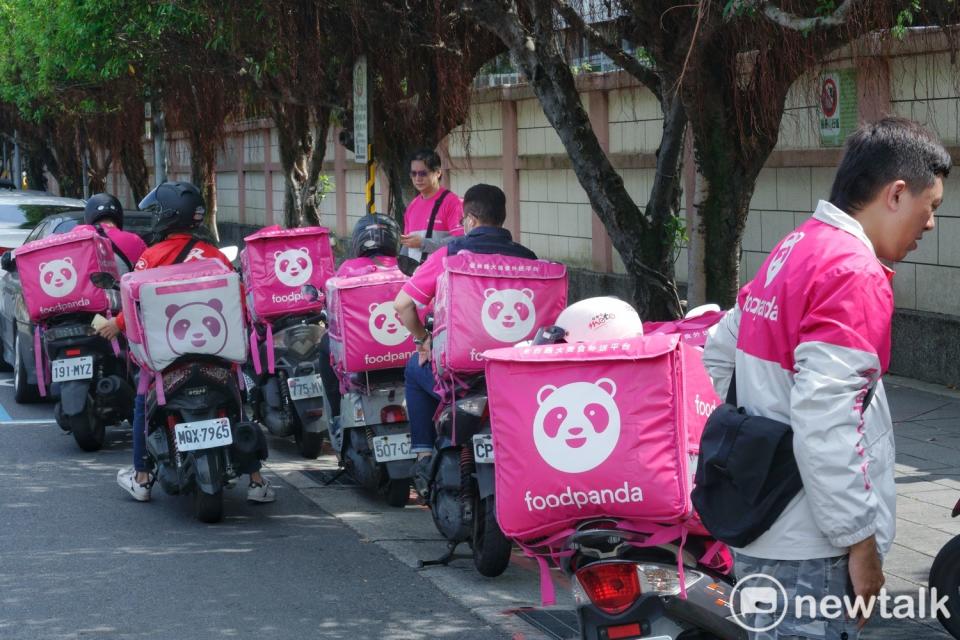 傳出foodpanda台灣部門要出售給Uber Eats，foodpanda台灣總經理黃逸華今對外表示，公司目前並無出售台灣市場的計畫。（圖為foodpanda外送員示意圖）。   圖：張良一／攝（資料照）