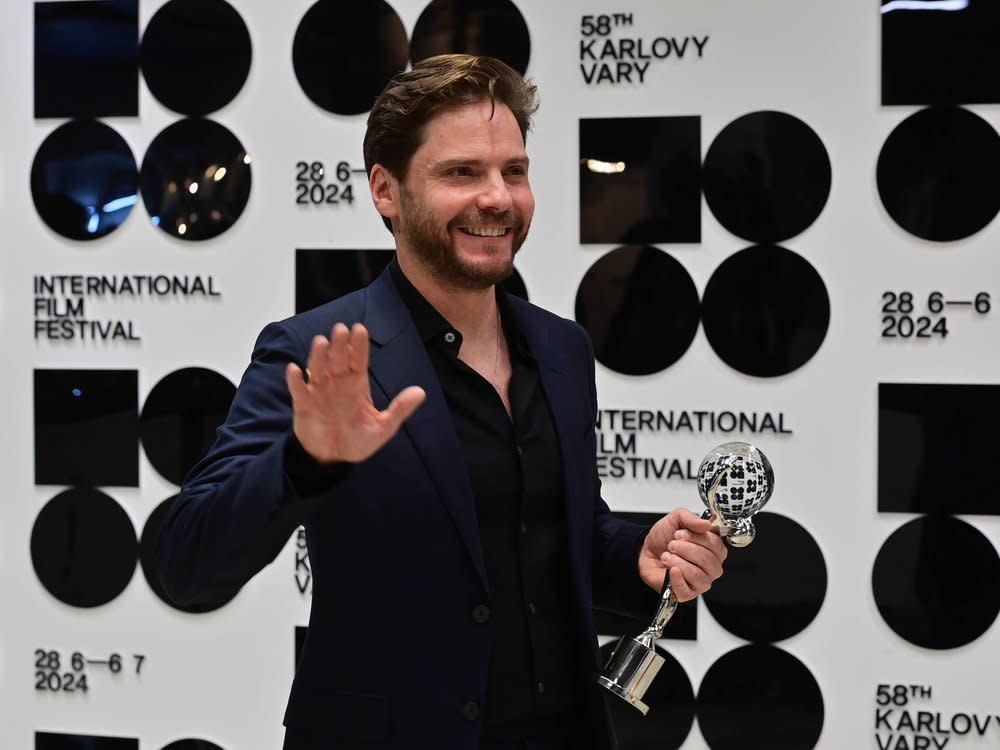 Daniel Brühl mit seinem Ehrenpreis. (Bild: Imago Images/CTK Photo)