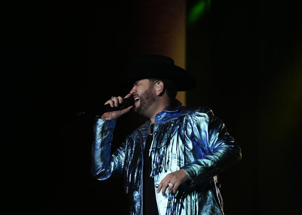 El cantante mexicano Edén Muñoz durante su concierto en el segundo día del festival Arre en la Ciudad de México el 10 de septiembre de 2023. (Foto AP/Fernando Llano)