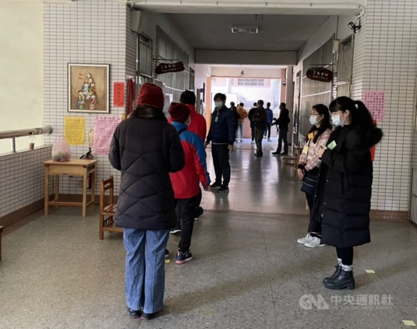 桃園市議員王浩宇罷免案16日投票，民眾前往投開票所投票。(中央社)