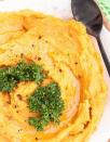 <p><b>Le bon mix</b> : patate douce + huile de coco + lait d’avoine</p><p>Découvrir <a href="https://www.veganfamilyrecipes.com/healthy-mashed-sweet-potatoes/" rel="nofollow noopener" target="_blank" data-ylk="slk:la recette;elm:context_link;itc:0;sec:content-canvas" class="link ">la recette</a></p><br>