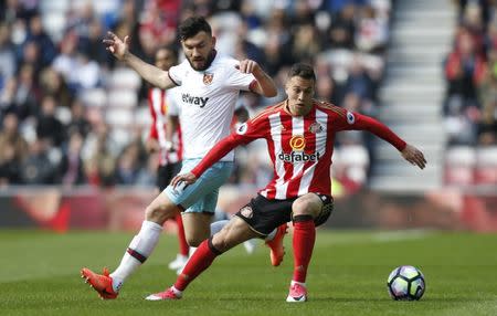 Britain Soccer Football - Sunderland v West Ham United - Premier League - Stadium of Light - 15/4/17 West Ham United's Robert Snodgrass in action with Sunderland's Javi Manquillo Action Images via Reuters / Ed Sykes Livepic