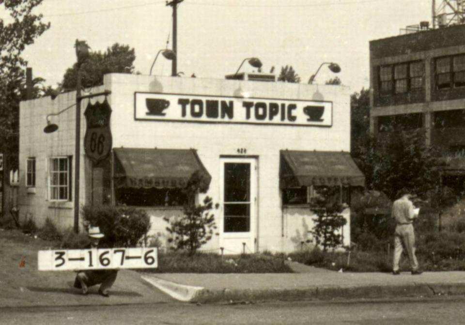 Original Town Topic at 24th and Broadway, 1940