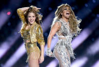 <p>Sie teilte sich die Bühne mit Sängerin Shakira – und die beiden Damen legten einen energiegeladenen Auftritt hin. Das silberfarbene Versace-Bühnenoutfit von Jennifer Lopez war nach der Show ebenso Gesprächsthema wie ihre musikalische Darbietung. (Bild: Jeff Kravitz/FilmMagic)</p> 