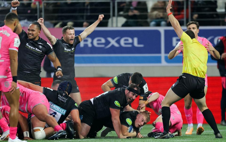 Leicester Tigers' English hooker Archie Vanes scores his team's first try