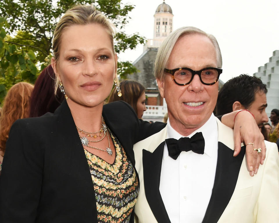 Kate Moss steht voll auf Statement-Schmuck (hier mit Tommy Hilfiger). (Bild: Getty Images)