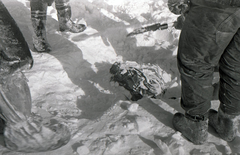 El descubrimiento del cuerpo de uno de los miembros del grupo de excursión al paso Diátlov en los montes Urales, en Rusia, en 1959. (dyatlovpass.com vía The New York Times)