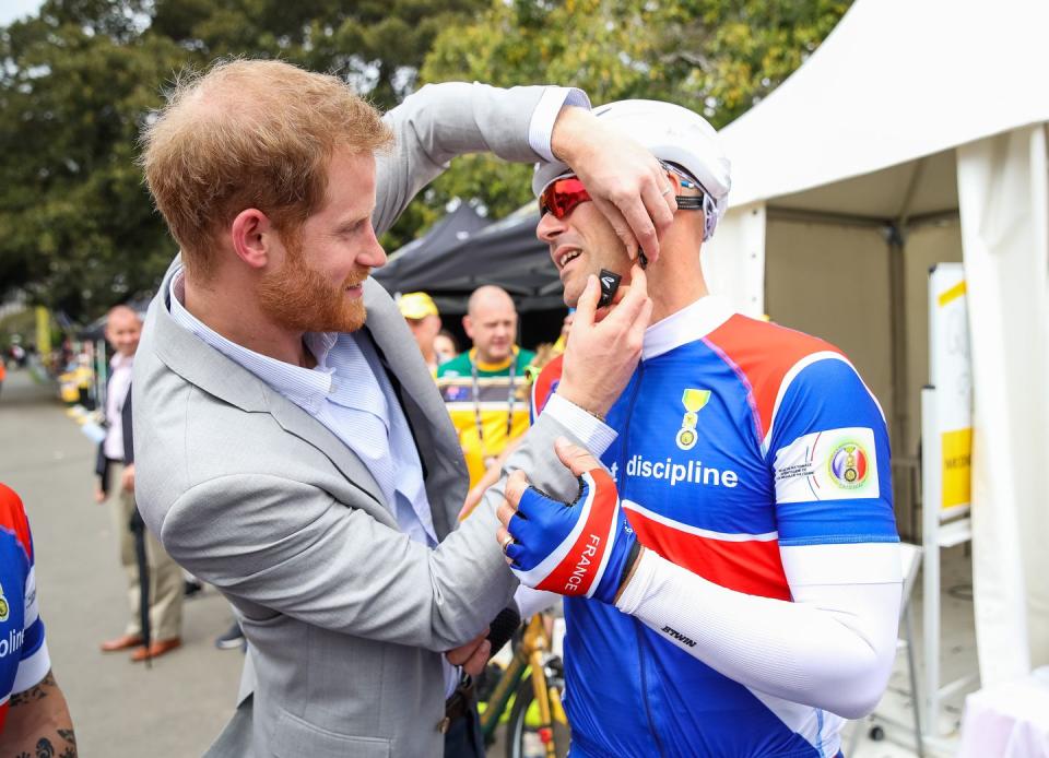 <p><strong>21 October </strong>Prince Harry helped one competitor fasten their helmet ahead of the race.</p>