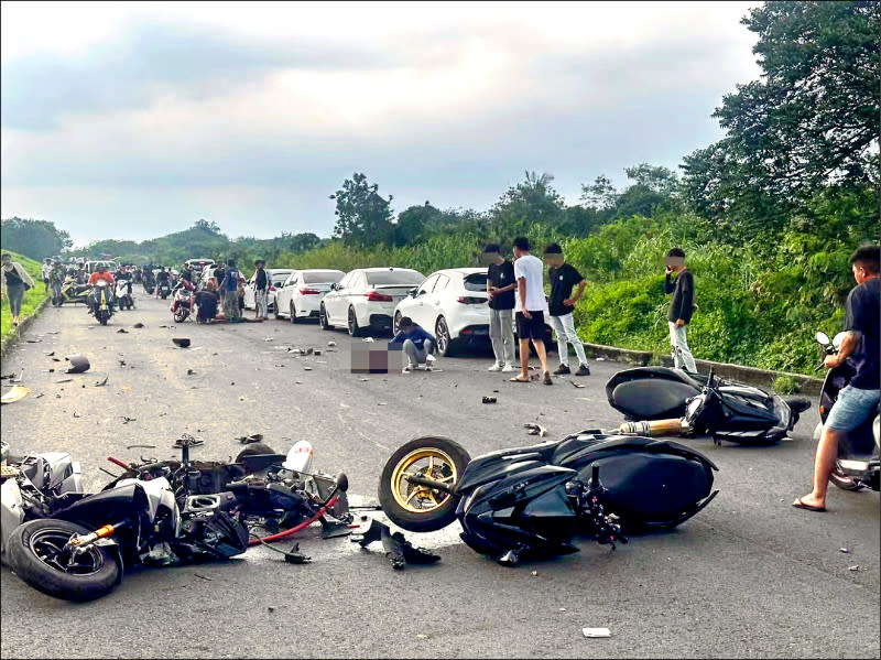 屏東縣高樹鄉防汛道路，日前發生4部機車互撞意外，造成2死3傷。   圖：翻攝自「翻轉大高屏交通違規」臉書