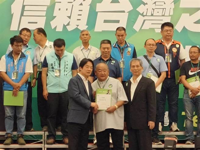 賴清德副總統頒授信賴台灣之友會百工百業後援會代表之一林聰明沙鍋魚頭負責人。（廖素慧攝）