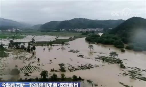 中國近日受到暴雨襲擊，各地淹水成災。（圖／翻攝自微博）