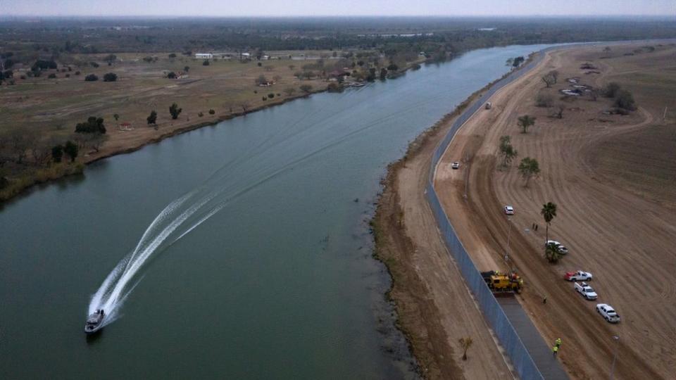 Vista aérea del muro en paralelo al río Bravo (río Grande)