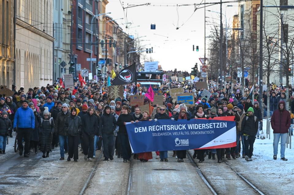 2024年1月20日，德國哈雷（Halle）民眾抗議極右翼另類選擇黨（AfD）參與重置移民的密會。美聯社