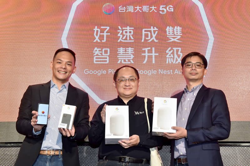 台灣大總經理林之晨（左）、Google硬體副總裁彭昱鈞（右）送出頭香禮Nest Audio給首位入手Pixel 5的彭先生（中）。（台灣大提供）