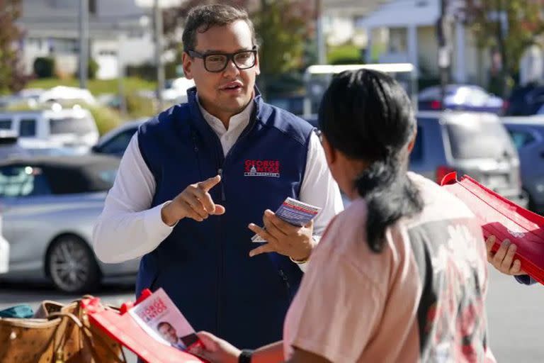 Santos, que ganó un escaño en el Congreso en las elecciones de noviembre, se encuentra bajo presión para explicarse a sí mismo en medio de pruebas de que inventó partes de la historia de su vida que le hizo ganarse la simpatía de los votantes de Nueva York.