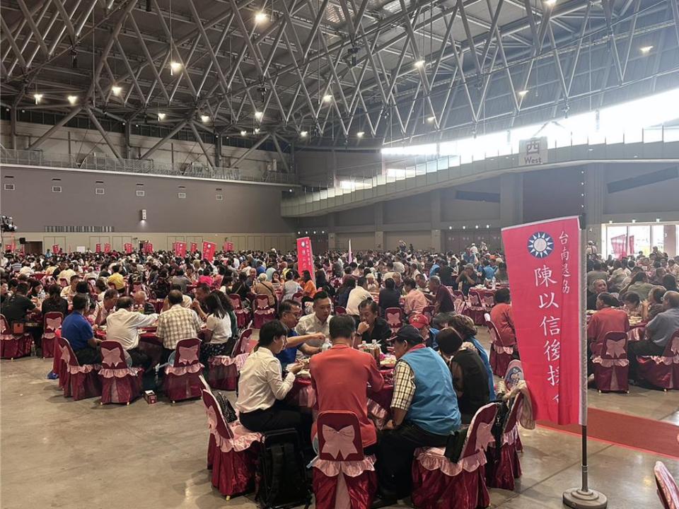 國民黨台南市第6選區立委參選人陳以信5日中午在大台南會展中心舉行募款餐會，吸引上千支持者參加。（洪榮志攝）