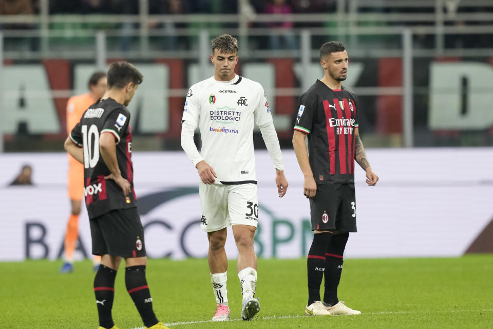 Daniel Maldini (centro), del Spezia, vuelve a su lado de la cancha tras anotar ante el Milan en un encuentro de la Serie A italiana, realizado el sábado 5 de noviembre de 2022 (AP Foto/Antonio Calanni)