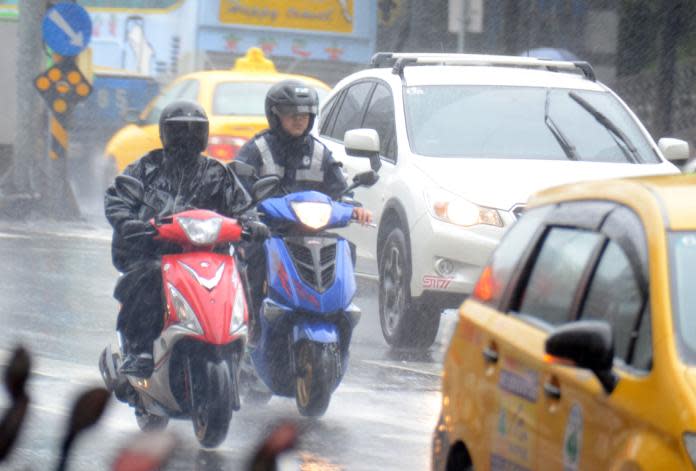▲通勤族騎車上班受到下雨影響，除了可能遇上塞車，更擔心雨中騎車會變成落湯雞。（示意圖／NOWnews資料圖片）