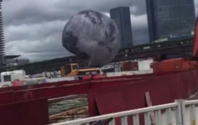 Wild winds saw the balloon make its way through the streets. Image: China Xinhua News