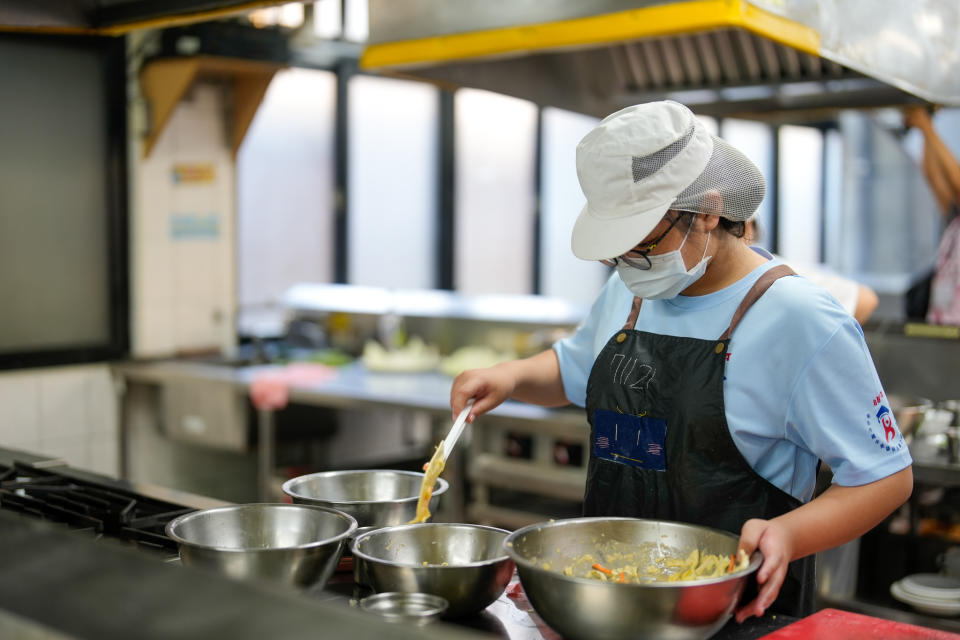 「惜食料理食譜組」決審現場，參賽者們現場烹調。（新北市環保局提供）