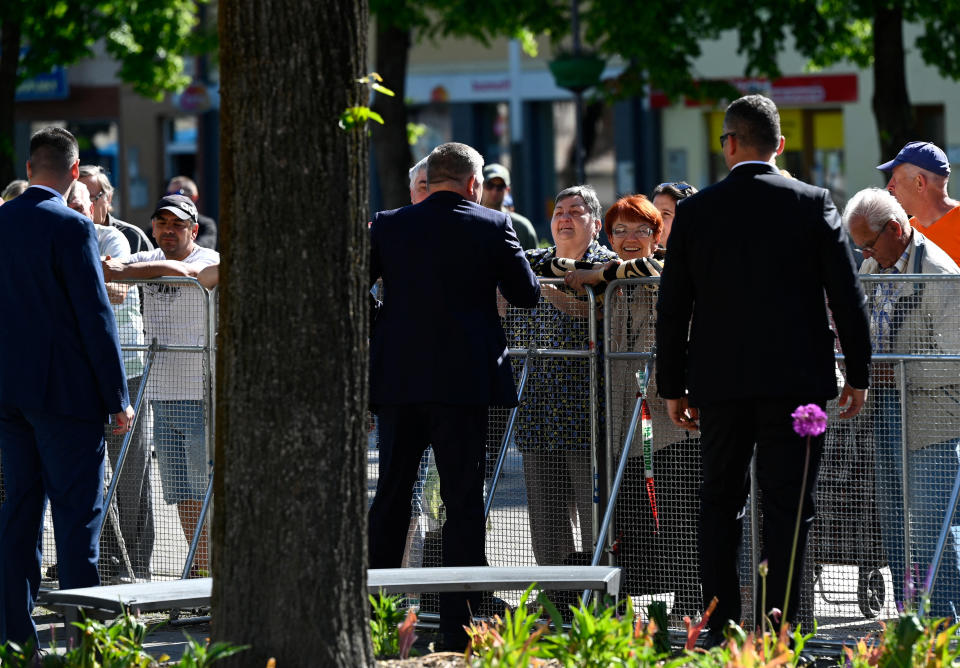 Slovenský premiér Robert Fico pozdravuje ľudí pred streľbou v Handlovej na Slovensku 15. mája 2024.  REUTERS/Radovan Stoklasa