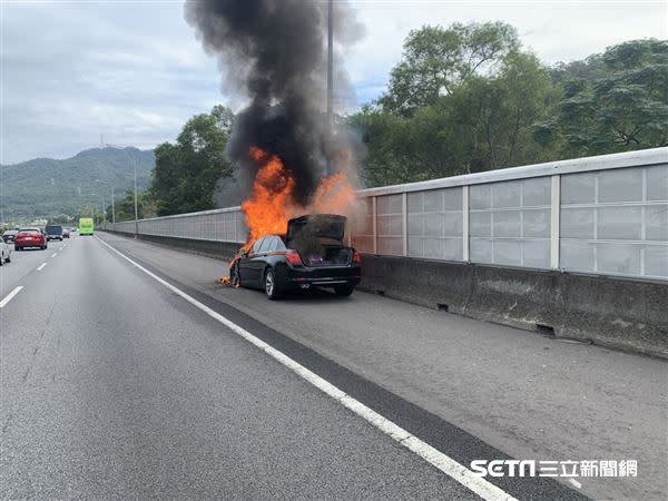 車齡10年的自小客車，突冒煙傳出燒焦味，一家三口停車逃離，沒想到很快地起火燃燒。（圖／翻攝畫面）