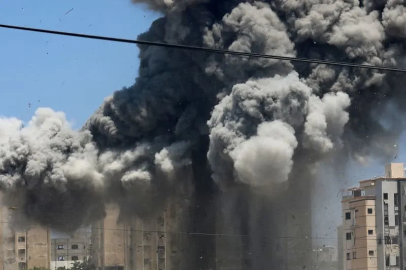 Heavy smoke and fire billow following following an Israeli military strike. Omar Ashtawy/APA Images via ZUMA Press Wire/dpa