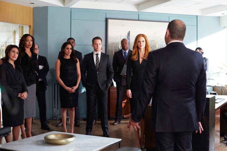 gina torres as jessica pearson, meghan markle as rachel zane, patrick j adams as mike ross, sarah rafferty as donna paulsen, suits season 4