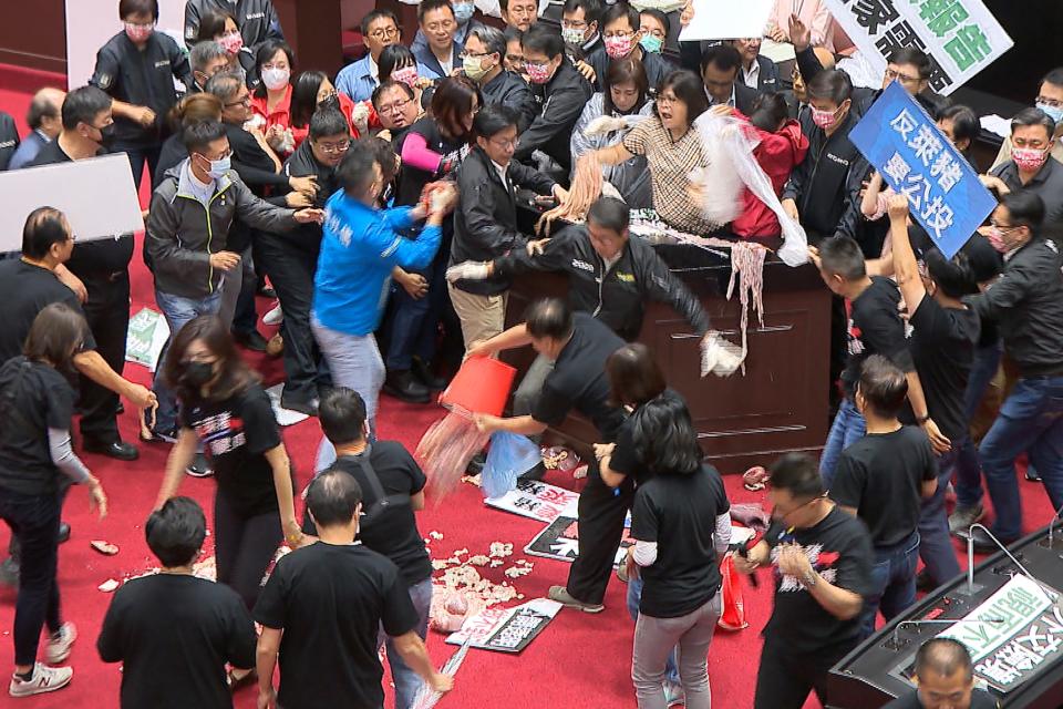 Taiwan Parliament Pork Fight (FTV)