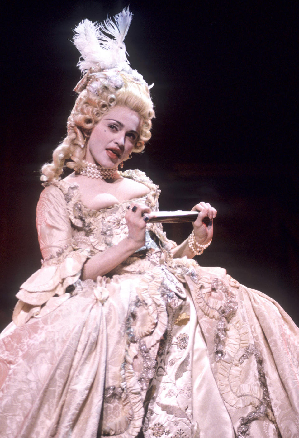 <p>Madonna s’est inspirée de Marie Antoinette pour présenter son super tube ‘Vogue’ lors des MTV Video Music Awards. Ce costume aurait apparemment également été porté par Glenn Close dans le film ‘Les Liaisons dangereuses’. <em>[Photo: Getty]</em> </p>