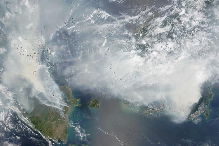 Smoke from Indonesia forest fires pictured on NASA's Terra satellite on September 24, 2015 (AFP Photo/)