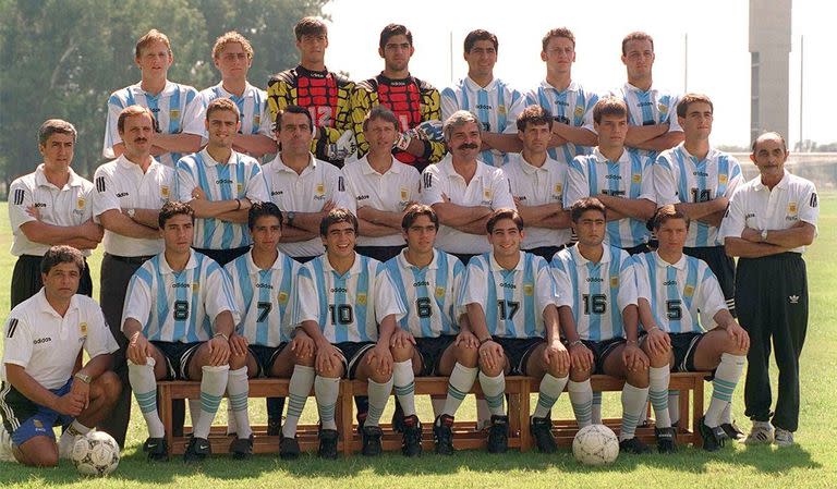 Aquí están, estos son... el plantel argentino campeón en Qatar 1995, el primer título de la Era Pekerman con los juveniles