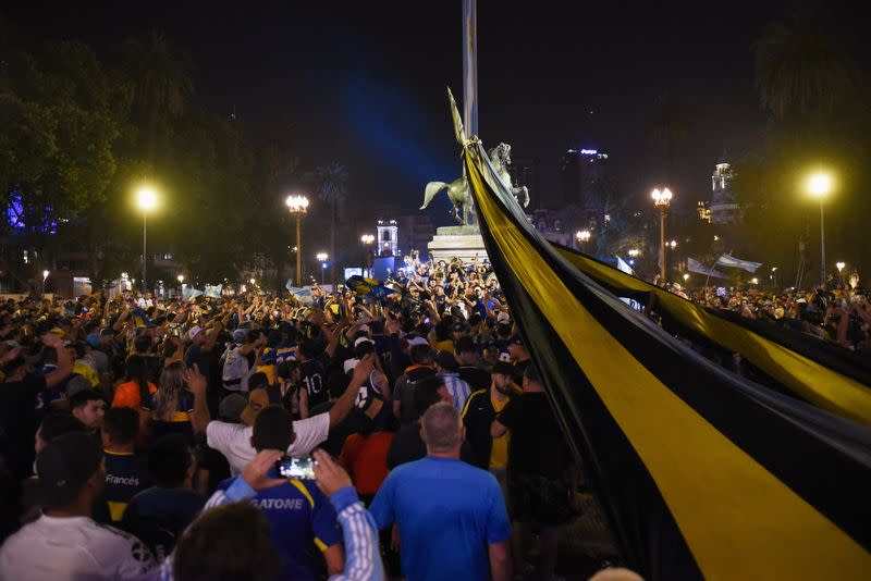 Una multitud comienza a reunirse fuera de la Casa Rosada, que abrirá un velotorio público para el astro del fútbol Diego Maradona, en Buenos Aires, Argentina