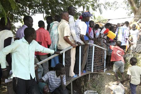 Civilians crowd inside the United Nations compound on the outskirts of the capital Juba in South Sudan, December 17, 2013. REUTERS/Hakim George