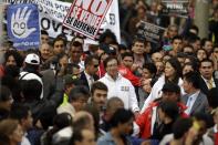 El restituido alcalde de Bogotá Gustavo Petro, centro, rodeado de simpatizantes llega a la alcaldía en Bogotá, Colombia, el miéroles 23 de abril de 2014. (AP Photo/Fernando Vergara)