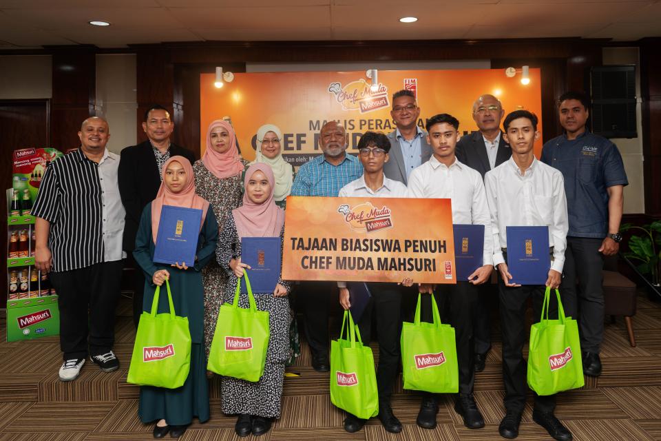 主厨 Moh Johari Edrus 顾问 FIM（后排右五）、FIM 首席执行官 Puan Norafidah Mohd Hashim（后排右四）、Dato Mohd Roslan Bin Mahayuddin、Mahsuri Food Sdn Bhd 非执行董事（后排）排右二）Mahsuri Dagang Sdn Bhd 高级商务经理 En Mohd Jazri bin Ikmal Hijaz（后排右三）向 FIM 学生颁发奖学金。