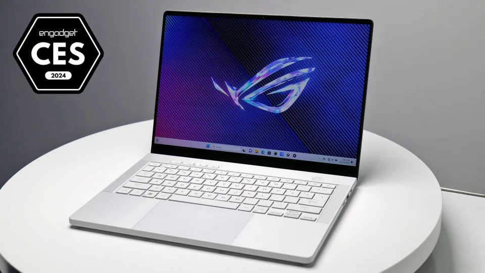 Una imagen con una insignia de Engadget Best of CES 2024 que muestra el producto: la computadora portátil ASUS ROG Zephyrus G14 en una mesa blanca en el evento. (Engadget)