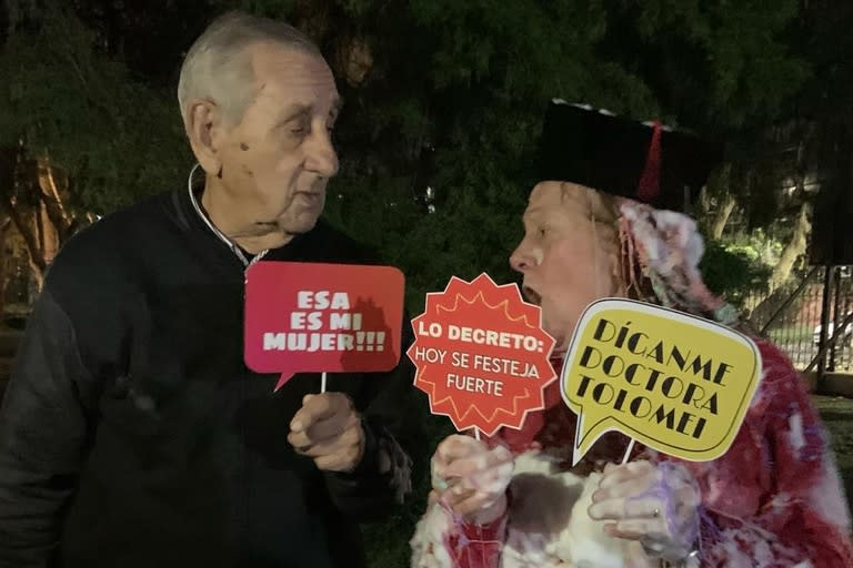 Alicia Tolomei se recibió a los 74 años de abogada. En la imagen aparece junto a su esposo