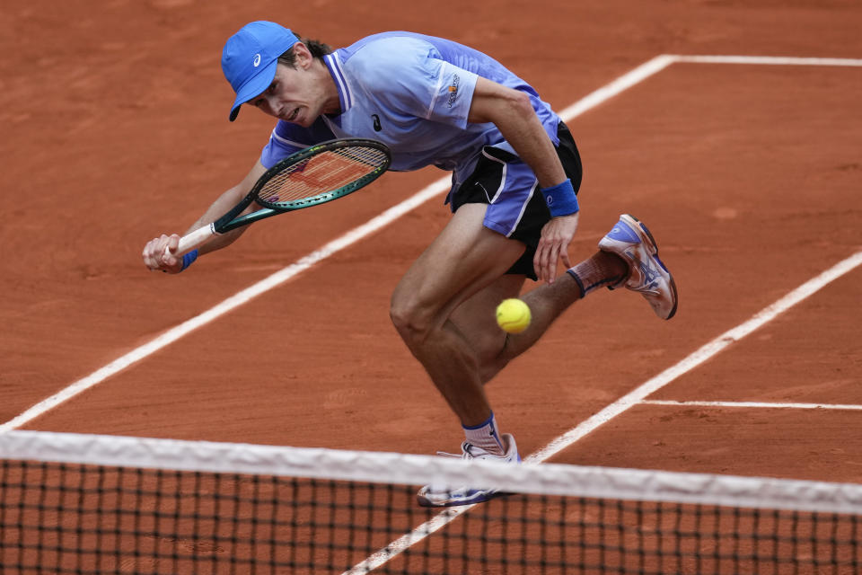 Australia's Alex De Minaur plays a shot against Russia's Daniil Medvedev during their fourth round match of the French Open tennis tournament at the Roland Garros stadium in Paris, Monday, June 3, 2024. (AP Photo/Christophe Ena)