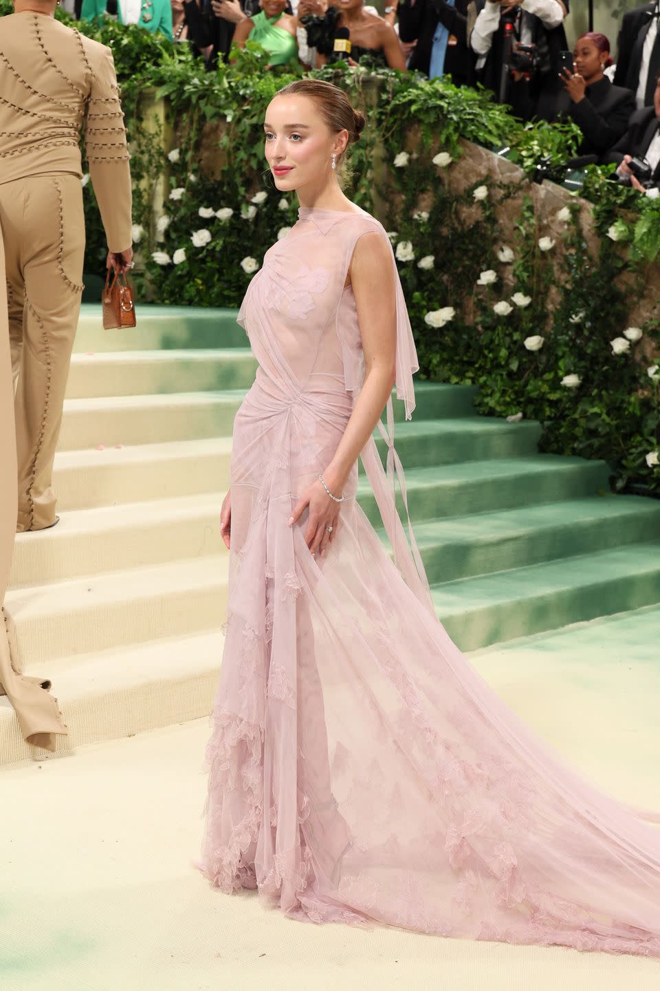 phoebe dynevor met gala makeup