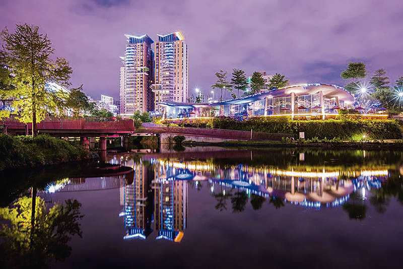 夜晚的秋紅谷少了白天的喧囂，在燈火掩映下更添浪漫氣息。（圖／台中市政府提供）