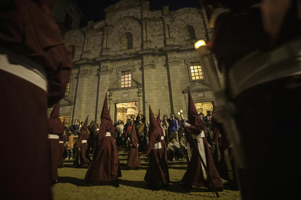 Members of the Nazarene brotherhood take part in the Holy Thursday procession in Zipaquira, Colombia, Thursday, April 6, 2023. (AP Photo/Ivan Valencia) se alistan antes
