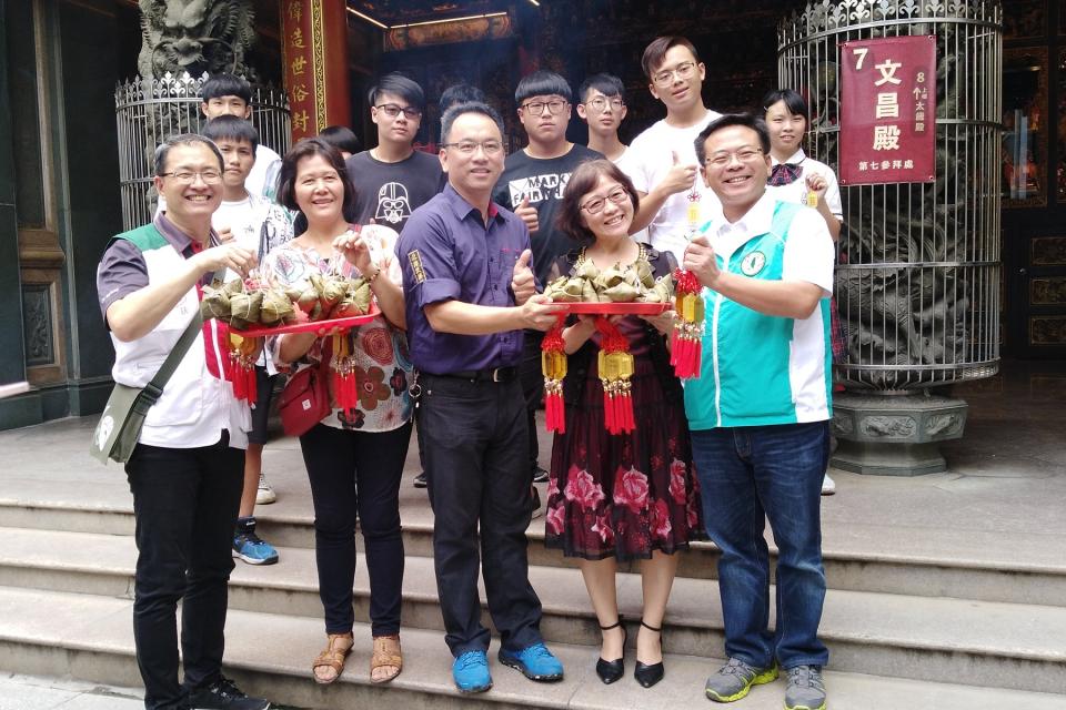 ▲雲林縣婦幼關懷協會結合北港獅子會、雲林家扶中心、北港武德宮、雲林縣議員蔡岳儒分送4500顆「平安粽」。（圖／記者洪佳伶攝，2019.05.29）