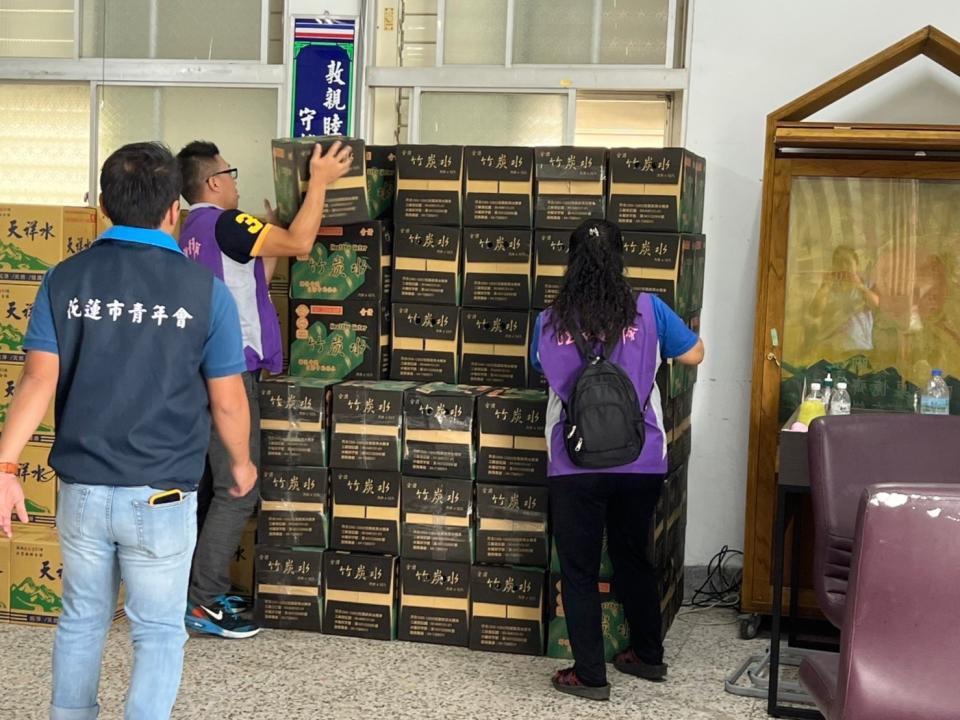 池上地震後玉里鎮當地社團前往春日、松浦等部落送水。