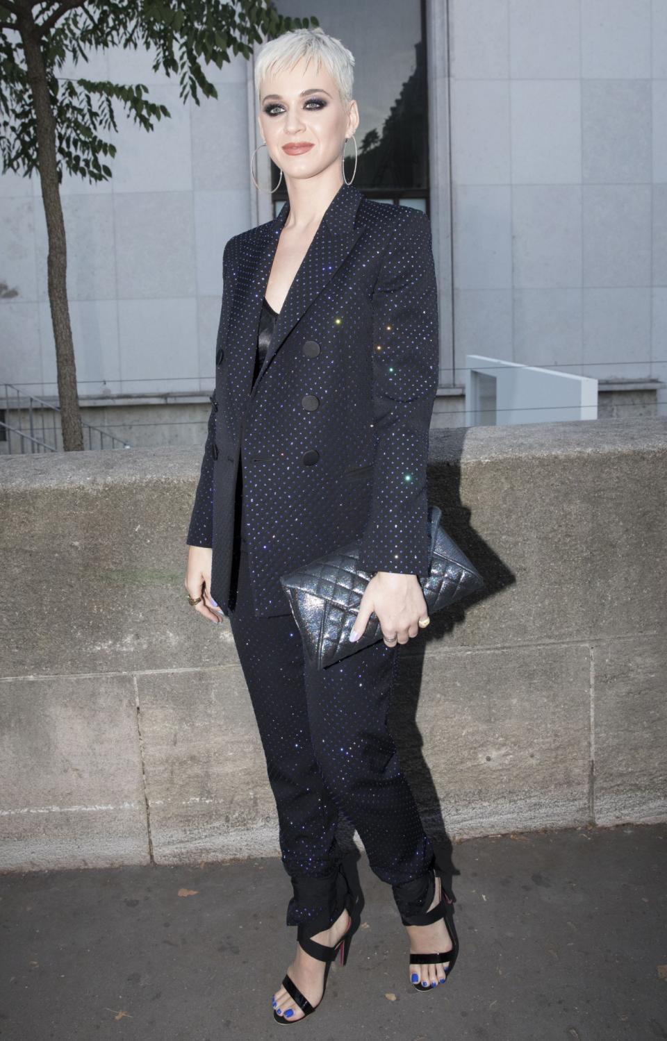 <p>Katy’s short hair was the perfect accomplice to her sparkly slouchy suit.<br><i>[Photo: AP]</i> </p>