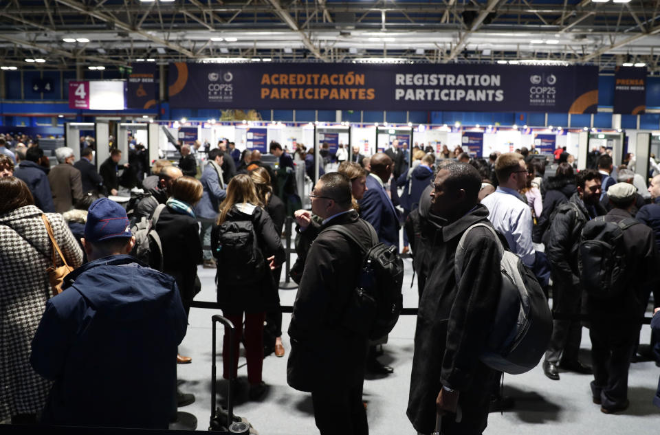 Asistentes hacen fila en un control de seguridad de la conferencia climática COP25 en Madrid, el España, el lunes 2 de diciembre de 2019. (AP Foto/Manu Fernández)