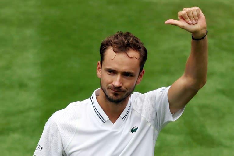 'Conmovido' por la bienvenida de los fanáticos: Daniil Medvedev celebra vencer a Arthur Fery (Adrian DENNIS)