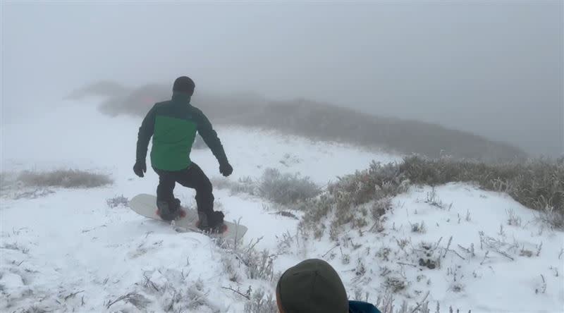 邊坡凹凸不平，積雪厚薄不同，男遊客滑雪時壓過露出的植被。(圖／翻攝畫面)