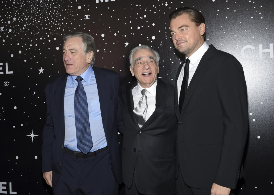Martin Scorsese, centro, posa con Robert De Niro, izquierda, y Leonardo DiCaprio en la gala benéfica del Museo de Arte Moderno en honor a Scorsese, presentada por Chanel, el lunes 19 de noviembre de 2018 en Nueva York. (Foto Evan Agostini/Invision/AP)